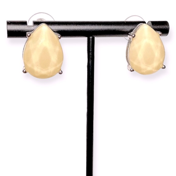 Tear Drop Style Faceted Stud Costume Earrings Cream Toned w/ Silver Metal - Picture 1 of 6